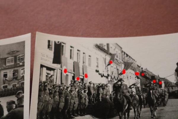 vier alte Fotos - Aufmarsch Soldaten -- Stadt - hohe Offiziere - Ort ?? Fahnen